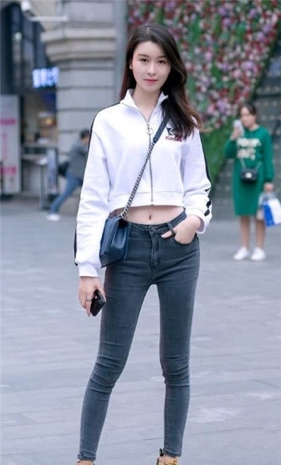  「白皙」街拍：美女时尚的穿搭秀出白皙长腿，长发飘飘，绰约多姿