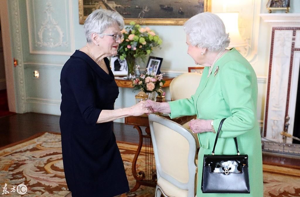 92岁英国老佛爷在伦敦白金汉宫接见外宾,手包