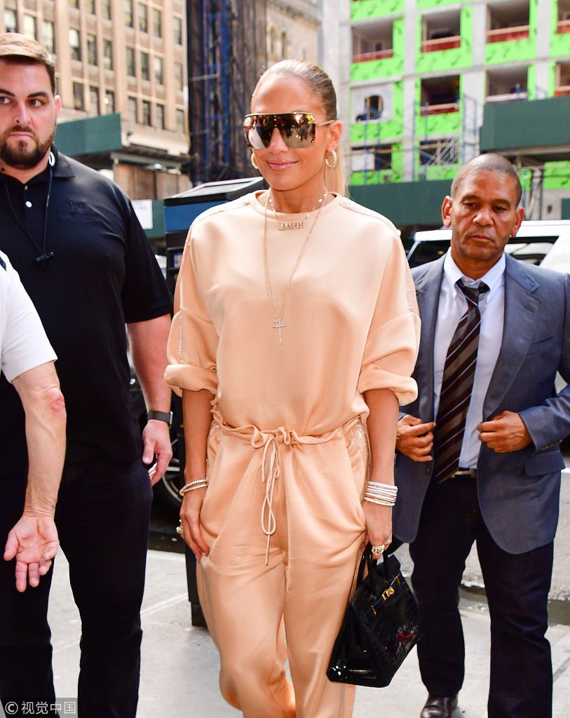 詹妮弗洛佩兹穿缎面连体裤耀眼到发光 单手插兜走路霸气获保镖护