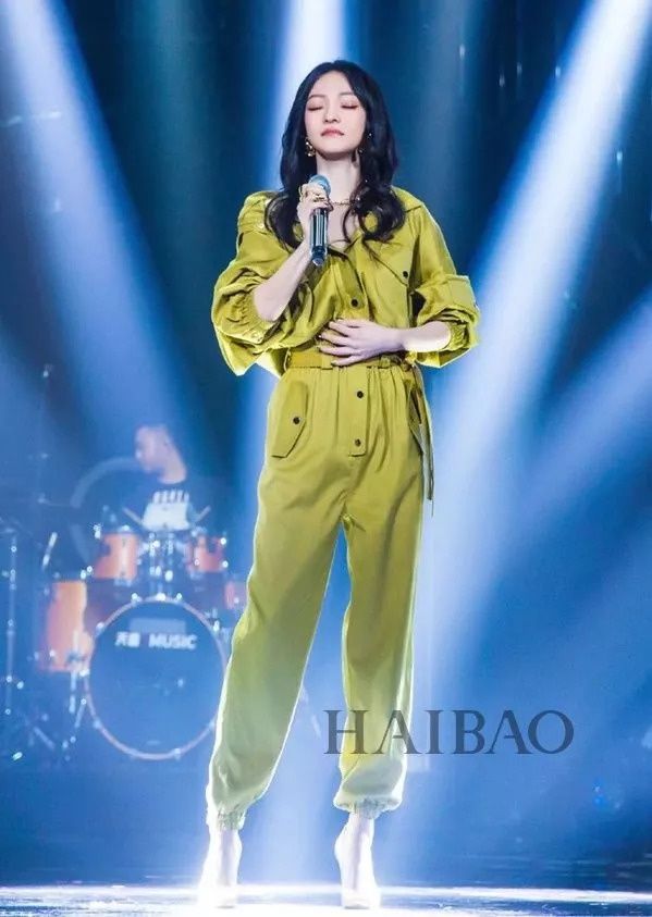 种草| 王菲又把工装连体裤穿火了，早秋抢占C位就靠它啦!