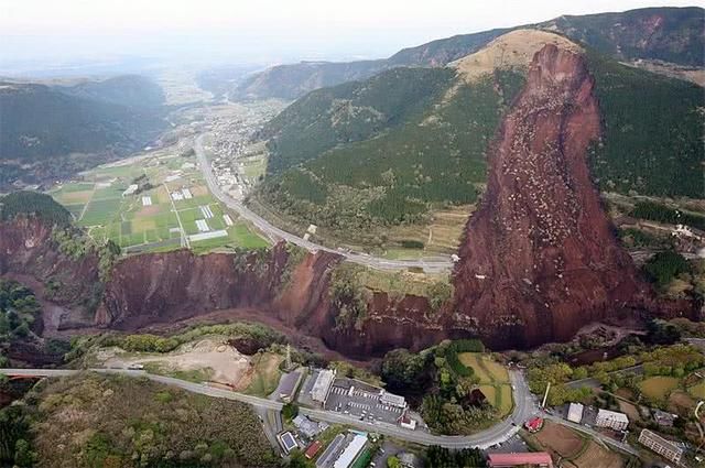 日本水位急剧上升，台风加地震“组合拳”威力太大，节奏不对啊
