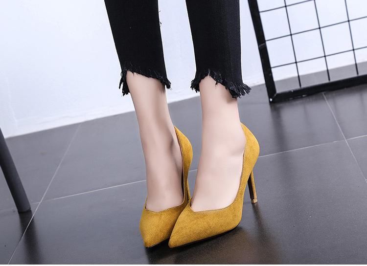 怀旧复古皮料的性感尖头高跟鞋，既性感又怀旧