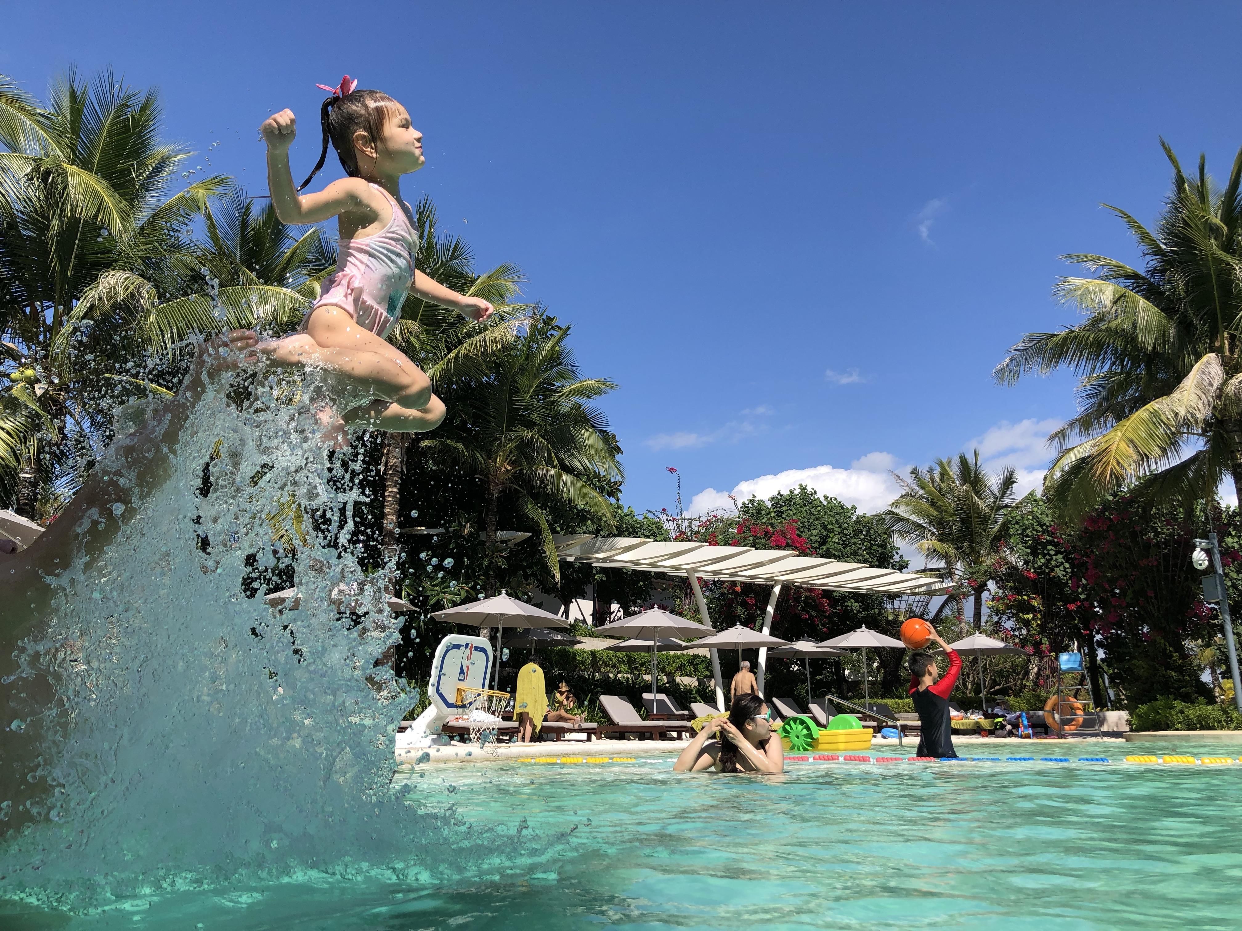 【乌克兰媳妇】性感优爱斯基躲避乌克兰大雪,自驾三亚拍火辣大片