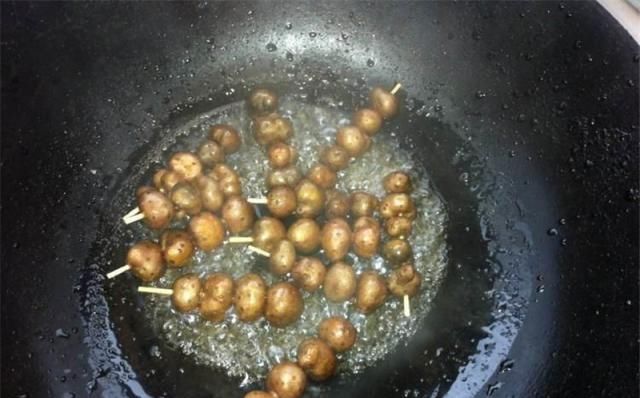  #果实#果实像土豆，农民年年种，如今收获季却扔地里，成大妈最