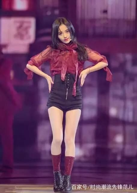 鞠婧祎厉害!把短裤提那么高都露出打底裤了,网友:为显腿长呗!