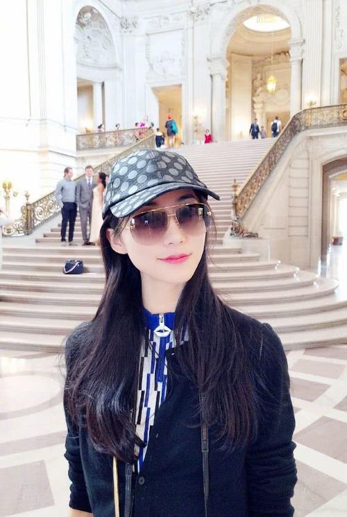 韩雪游客照，腿长1米8快戳穿屏幕，有谁注意到她手里的东西？真接