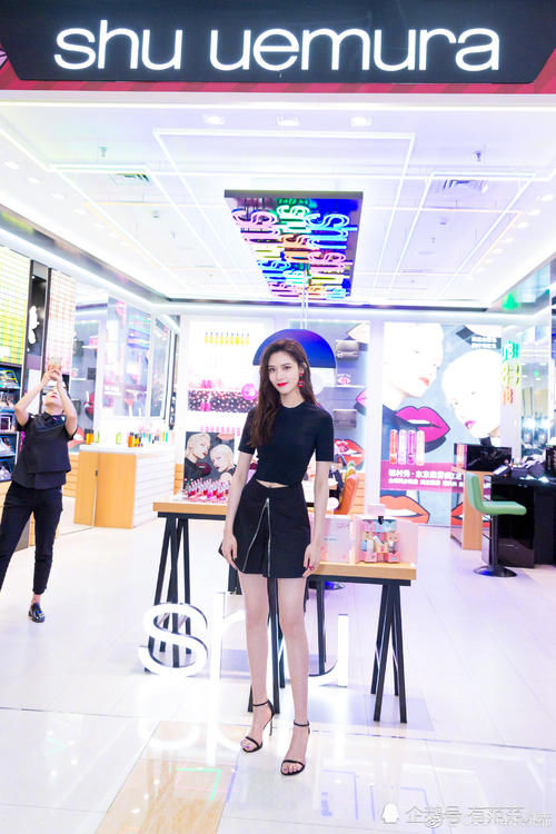 宋妍霏的裙子已经够短了，还敢拉开正中间的拉链，网友：被骗了！