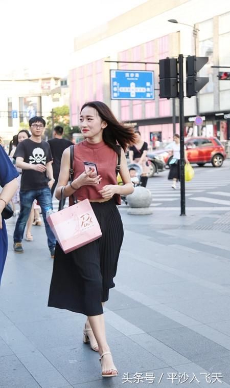 杭州街拍：俏皮可爱的美女给城市带来了活力！