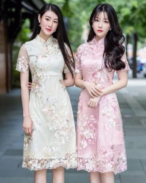  『皮衣』街拍：秀外慧中的美女，一件黑色皮衣配深蓝色半裙，时尚气质十足