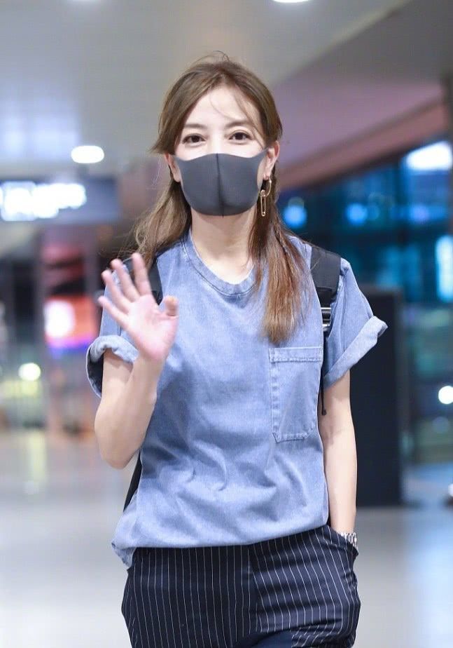 赵薇换发色后更加少女，选错裤子变五五分小短腿，眼睛像大葡萄