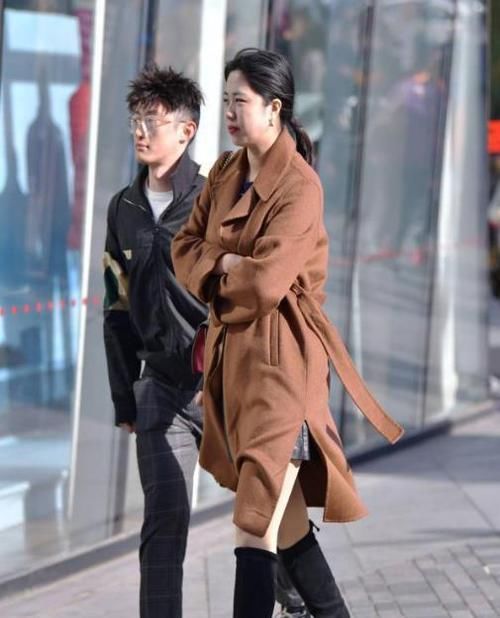  【美女】养眼女神街拍：倾城倾国的美女，一条黑色的吊带连衣开叉裙，时尚魅力十足