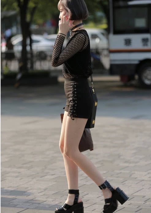 性感气质小姐姐，独特的穿衣风格让小姐姐时尚范儿十足，修长的美