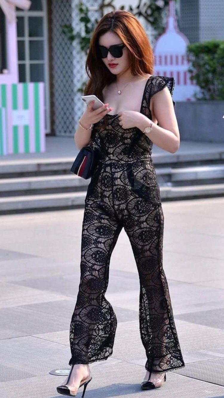 性感街拍丨穿实心的，穿镂空的，哪位黑裙美女更好看?