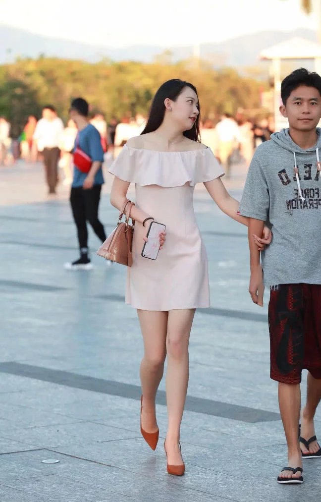 婴儿肥的小姐姐，身材却玲珑有致，居然给人一种小清新的感觉