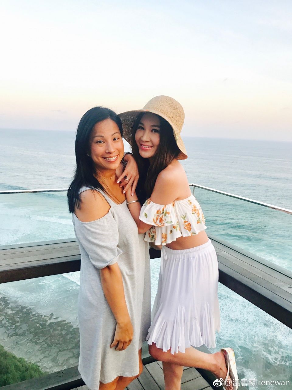 温碧霞上衣短到堪比泳衣，52岁硬是穿回25岁，网友:滑下来可咋办