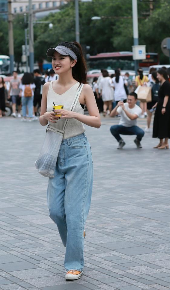 路人街拍，小姐姐身穿一件宝石蓝小背心，白皙纤细的腰身很吸睛