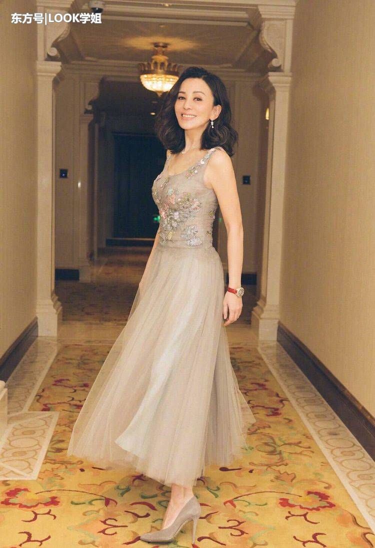 48岁王琳韵味十足，薄纱裙上围抢镜，网友:风采不减当年