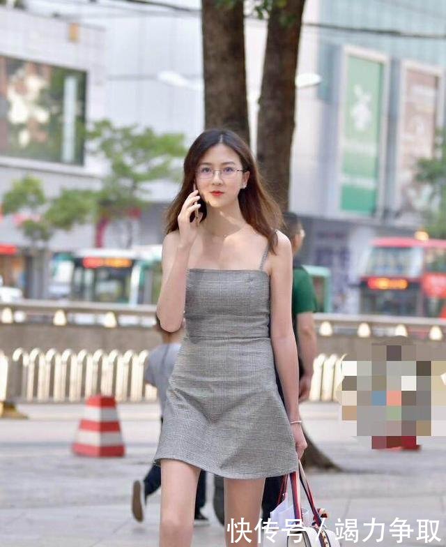 街拍紧身装穿出傲人身姿风光无限，吊带裙尽显白皙美腿