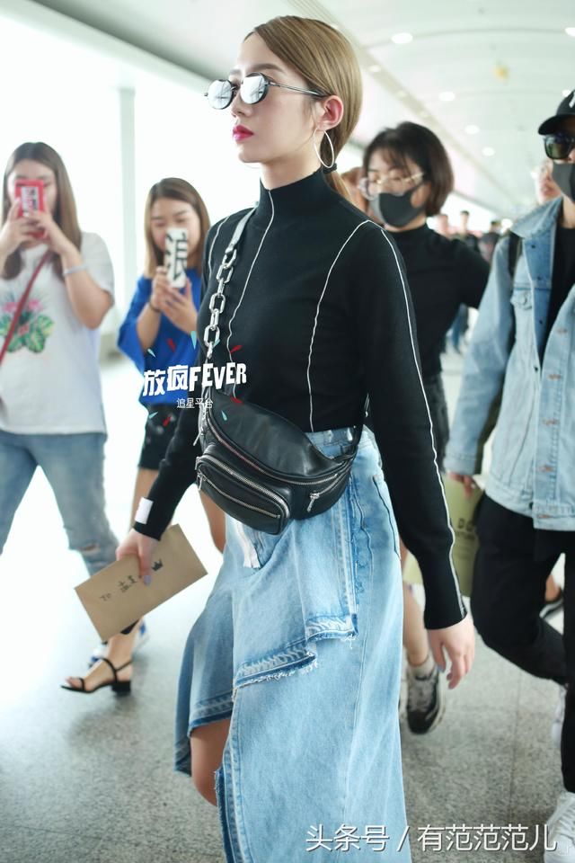 孟美岐真敢穿,1万块的高跟鞋居然套个塑料袋子,网友:这叫时尚