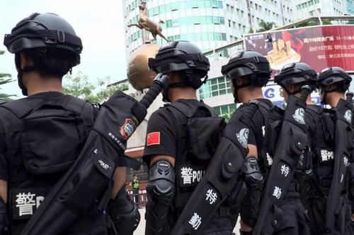 警察配备冷兵器巡逻，“大宝剑”也成了执法利器，实在太拉风了！