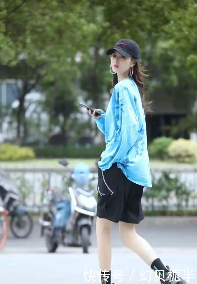 【堆堆】超显瘦的休闲风,小姐姐蓝色“堆堆衣”搭五分裤,细腿手臂一样细