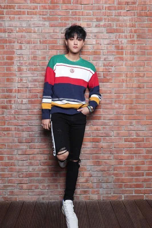 黄子韬现身机场，穿了破洞运动裤，快换换其它穿搭吧!