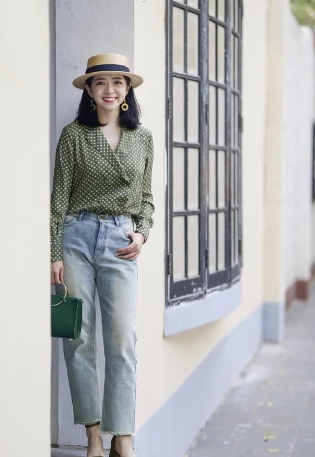 『高端』三木博主的穿衣风格真能抗!翠绿色波点衬衣配牛仔裤子,换一个遮阳帽更高端大气