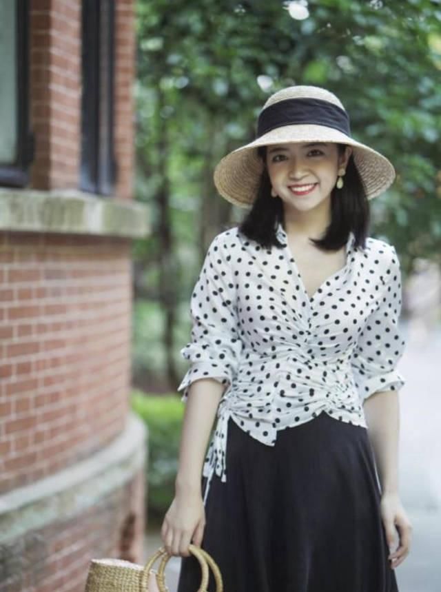  【阔腿裤】春天“女王时尚博主”穿衣搭配构思，波点衬衫配搭乳白色休闲裤子，显瘦又显高