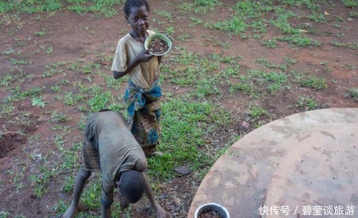 非洲此民族让人大开眼界，以吃老鼠和白蚁为生，还用来招待游客！