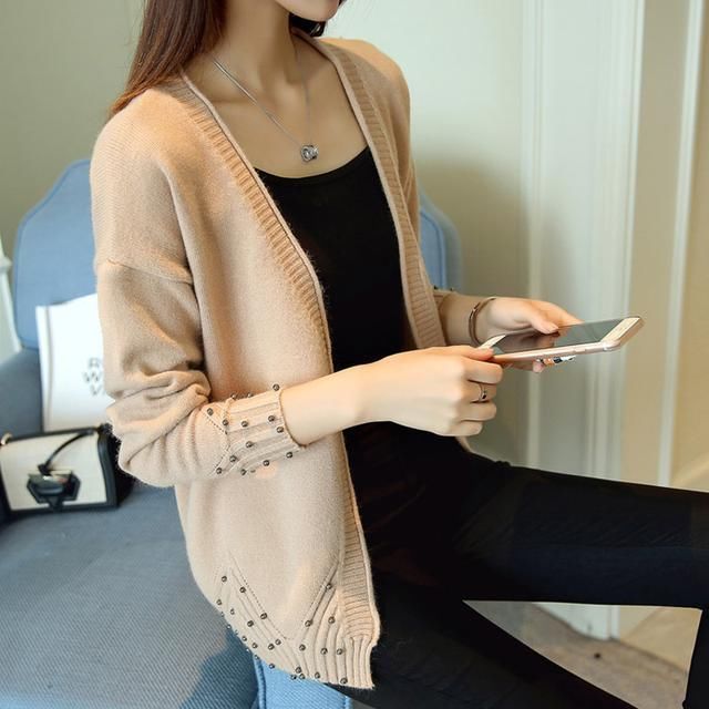 如今的女人个个精于打扮，早秋穿这薄开衫，显瘦美嫩超有气质