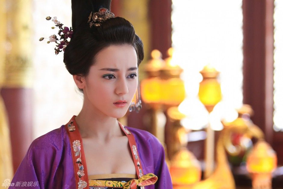 迪丽热巴身穿粉色低胸短裙现身活动 秀大美腿，撩发微笑魅力十足