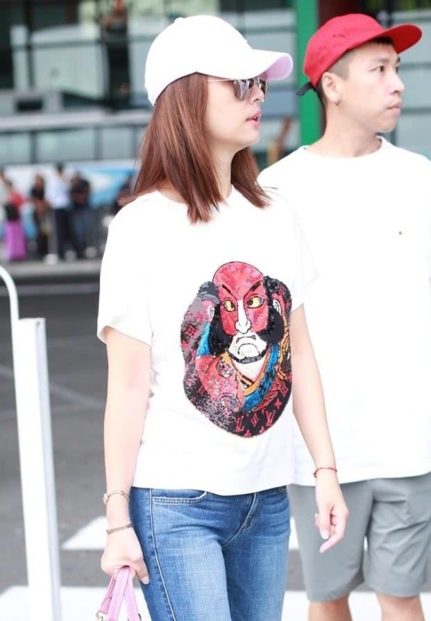 想不到一向精致的林心如私服是很随意，真的是怎么舒服怎么来