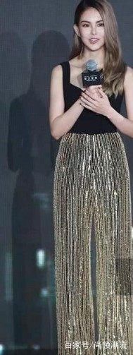 她的身材太迷人，穿性感小背心让人忍不住看两眼