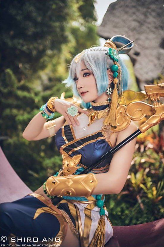 前螺旋猫成员Cos《英雄联盟》拉克丝 性感吸睛!