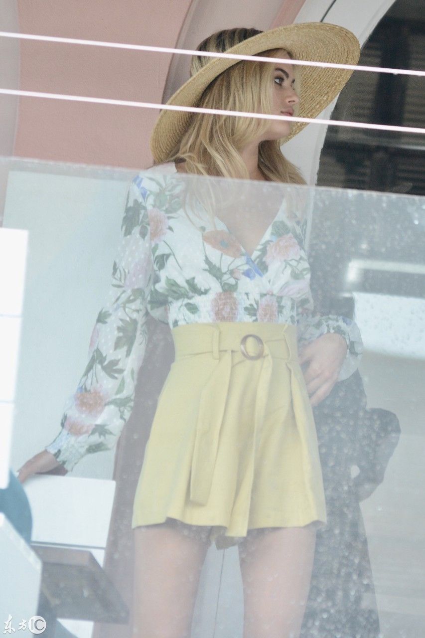 女星海边度假，长相甜美，头戴草帽却露出半个头顶