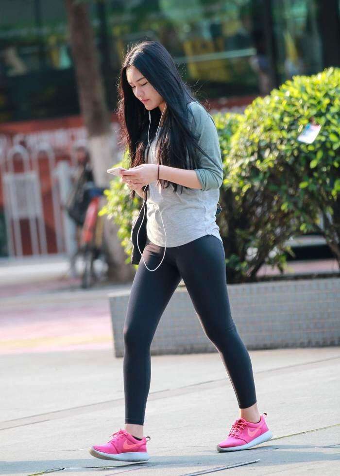 街拍: 紧身包臀裤的丰满小姐姐, 身材修饰的很完美