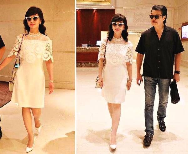 冻龄女神现身机场, 身穿热裤白色高跟鞋, 与老公亲密万手好幸福!