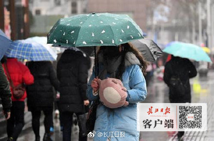 武汉今早气温骤降，市民上班上学风雨无阻