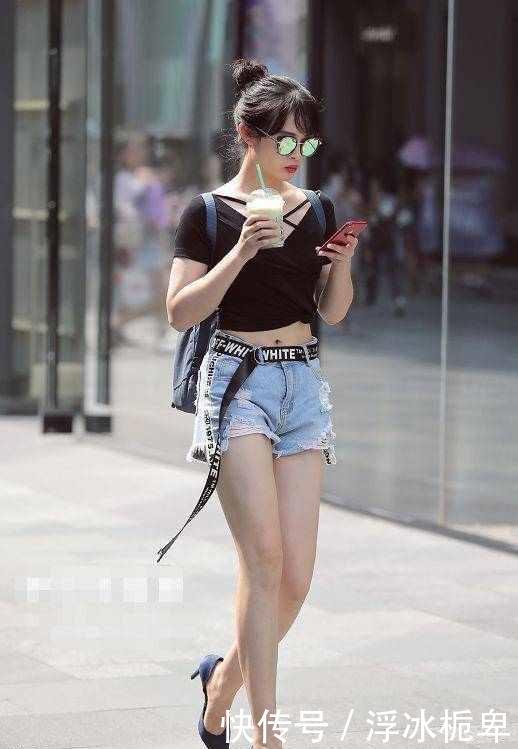 [ 四射]大长腿的小姐姐靓丽四射，街拍：黑色打底短裙搭配白色外搭