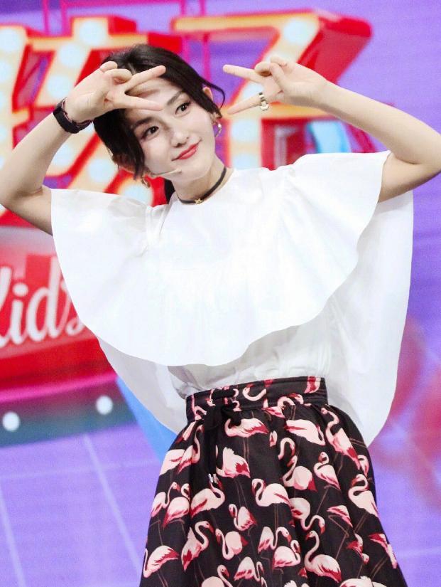 谢娜现身机场，穿大妈同款深色碎花裙，有种女神归来的感觉