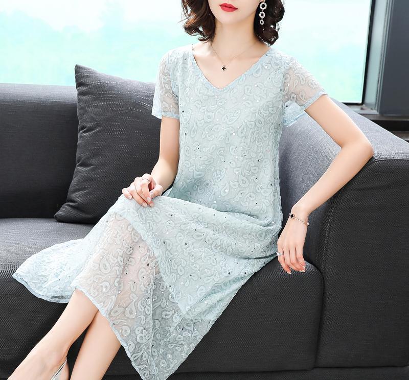 四五十女人别老穿便宜货，三伏天穿时髦蚕丝裙，美的不像中年人