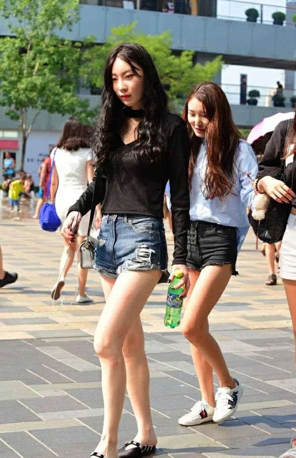 路边和友人闲聊的长腿小姐姐，高挑迷人的身材惹人爱