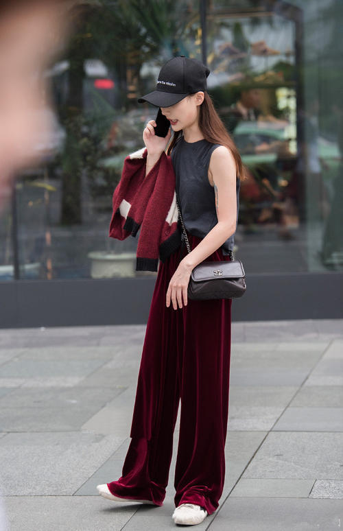 路人街拍，清秀小姐姐穿着干练又大气，五官精致，气质优雅！