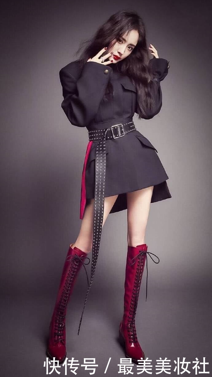 杨幂西装穿得比短裤还长，却搭配了一双过膝长靴，惊现迷人漫画腿