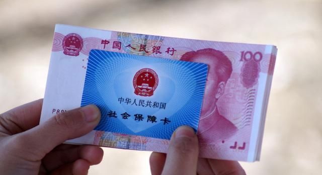 退休人员社保卡里的钱停发两个月了，什么情况？