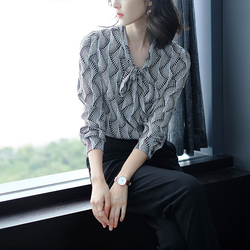 入秋了,你秋装买够了吗?新款“小香风”套装别错过,美的更出众