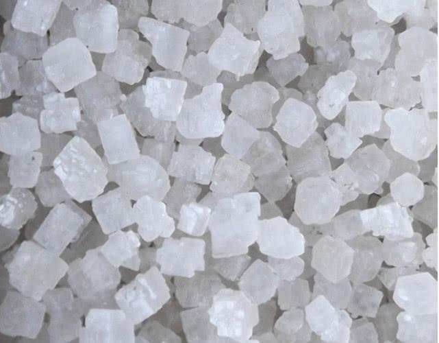 后背长痘还能扣下小米粒,准是螨虫来了,在后背像蚂蚁一样到处爬