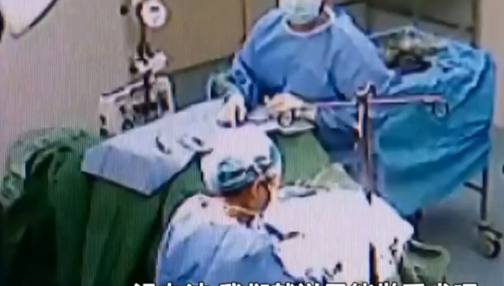 七旬老人耳朵流脓8年,打针吃药都没用,医生手