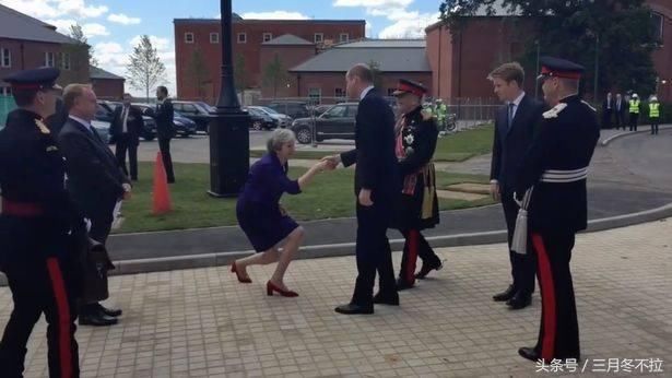 英首相特蕾莎-梅、凯特王妃同台，凯特的时尚让首相不自信了