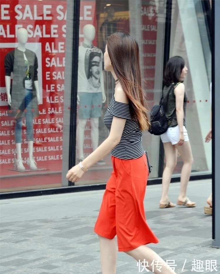  『气质』街拍：小姐姐浅蓝色的修身牛仔裤搭配一件白色小衫，很有少女范